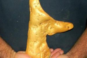 Un australiano descubre una piedra de oro de cinco kilos