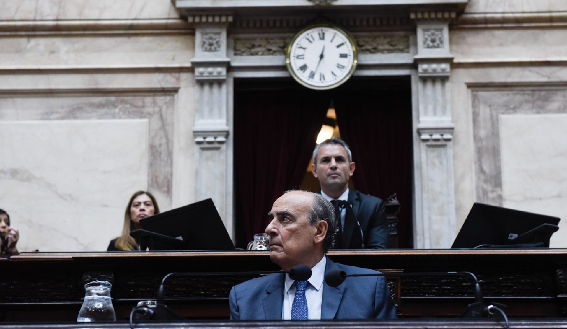 La Casa Rosada activa negociaciones con gobernadores y aliados para frenar el proyecto que limita los DNU de Milei