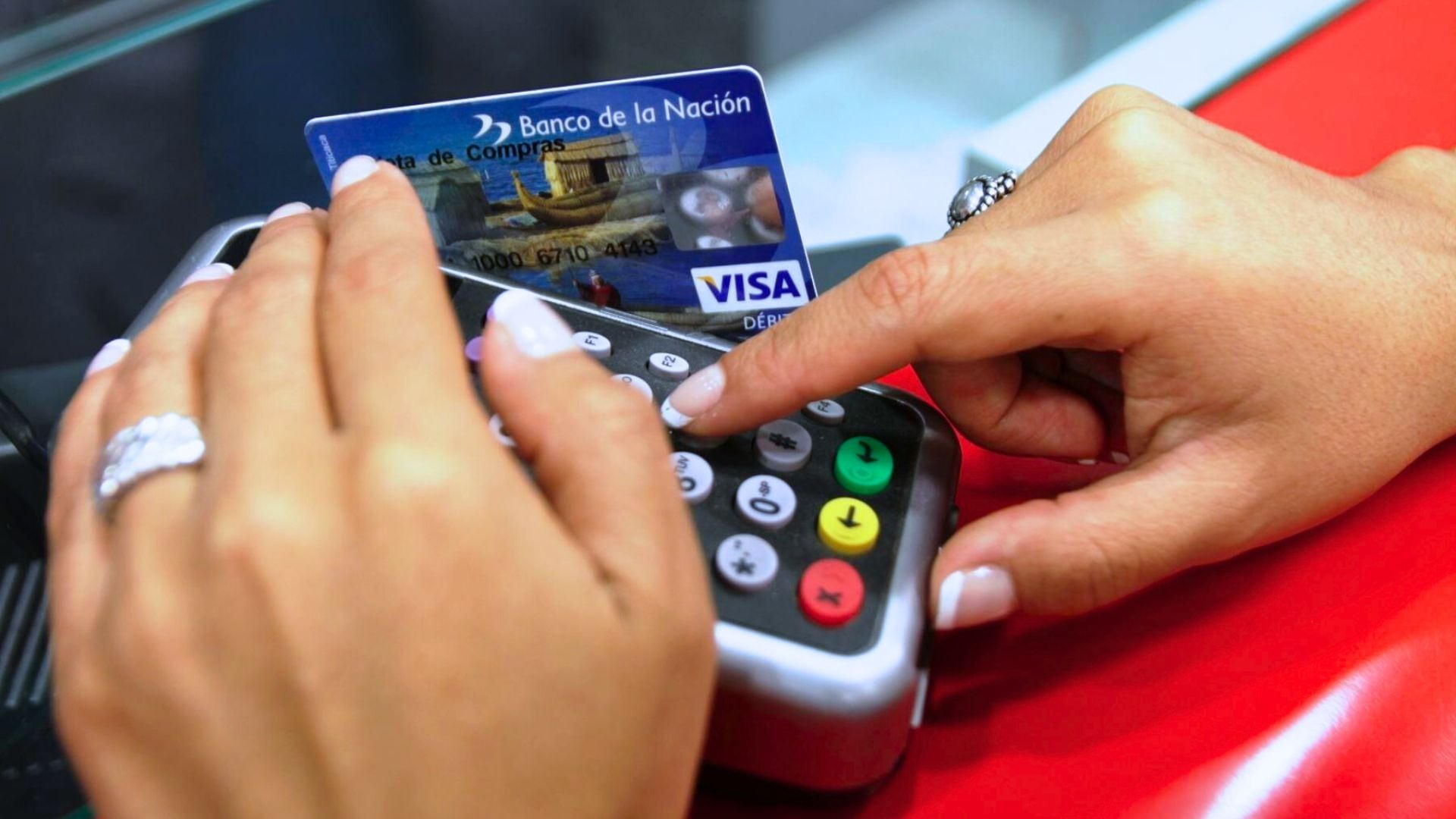 Supermercado, juegos online y un pasaje a España: los gastos de la maestra jardinera buscada por una estafa millonaria