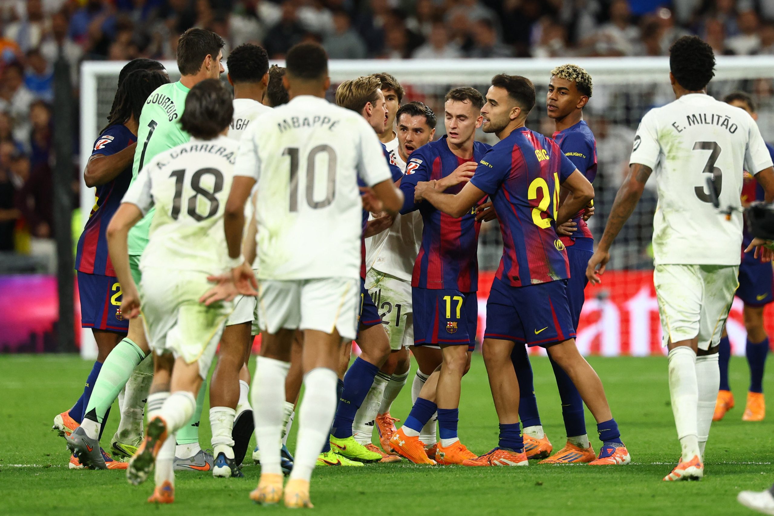 Así fue la gresca en el clásico entre Real Madrid y Barcelona: del gesto de Carvajal a Yamal a las reacciones de Courtois y Vinicius