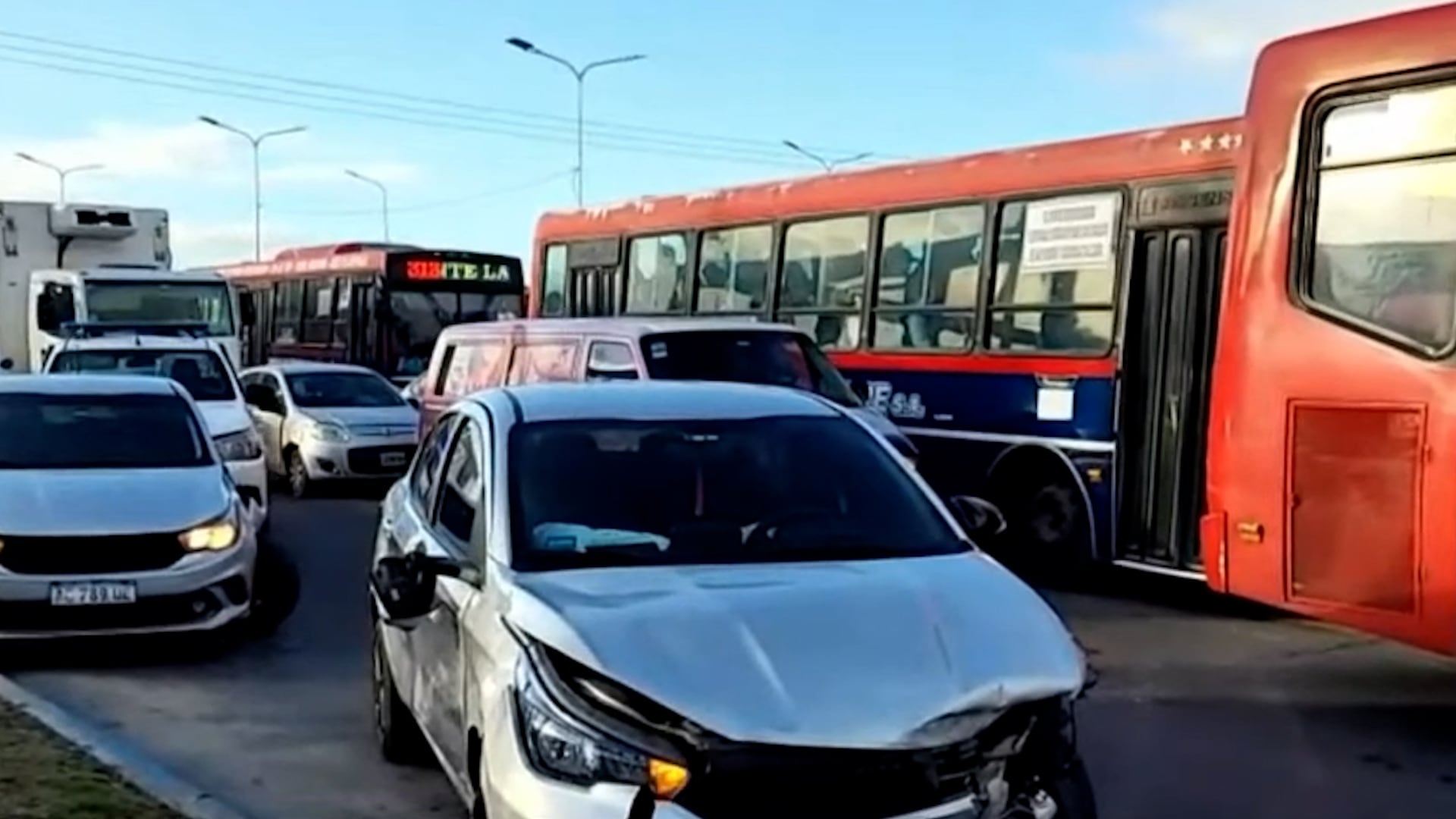 Complicaciones en el acceso a CABA por un choque múltiple en Camino Negro: hay un patrullero involucrado