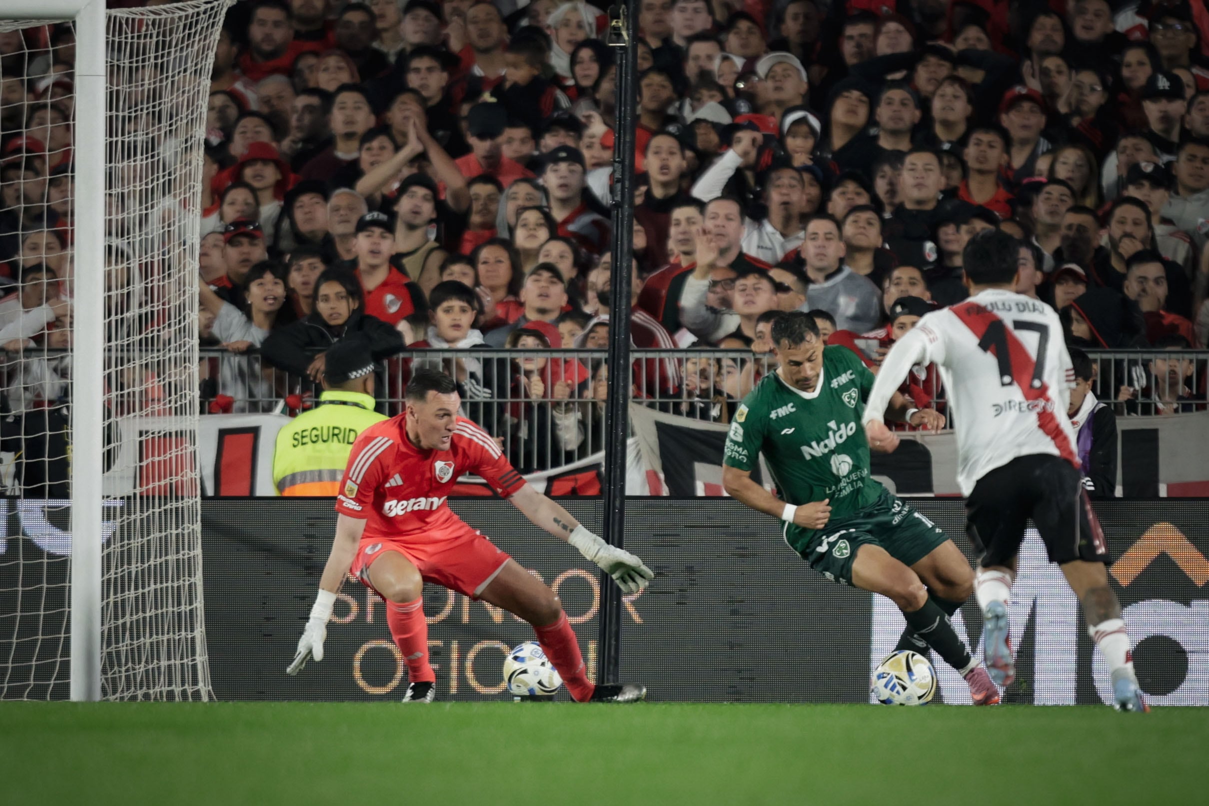 El blooper de Franco Armani con el que Sarmiento se puso en ventaja frente a River en el Monumental