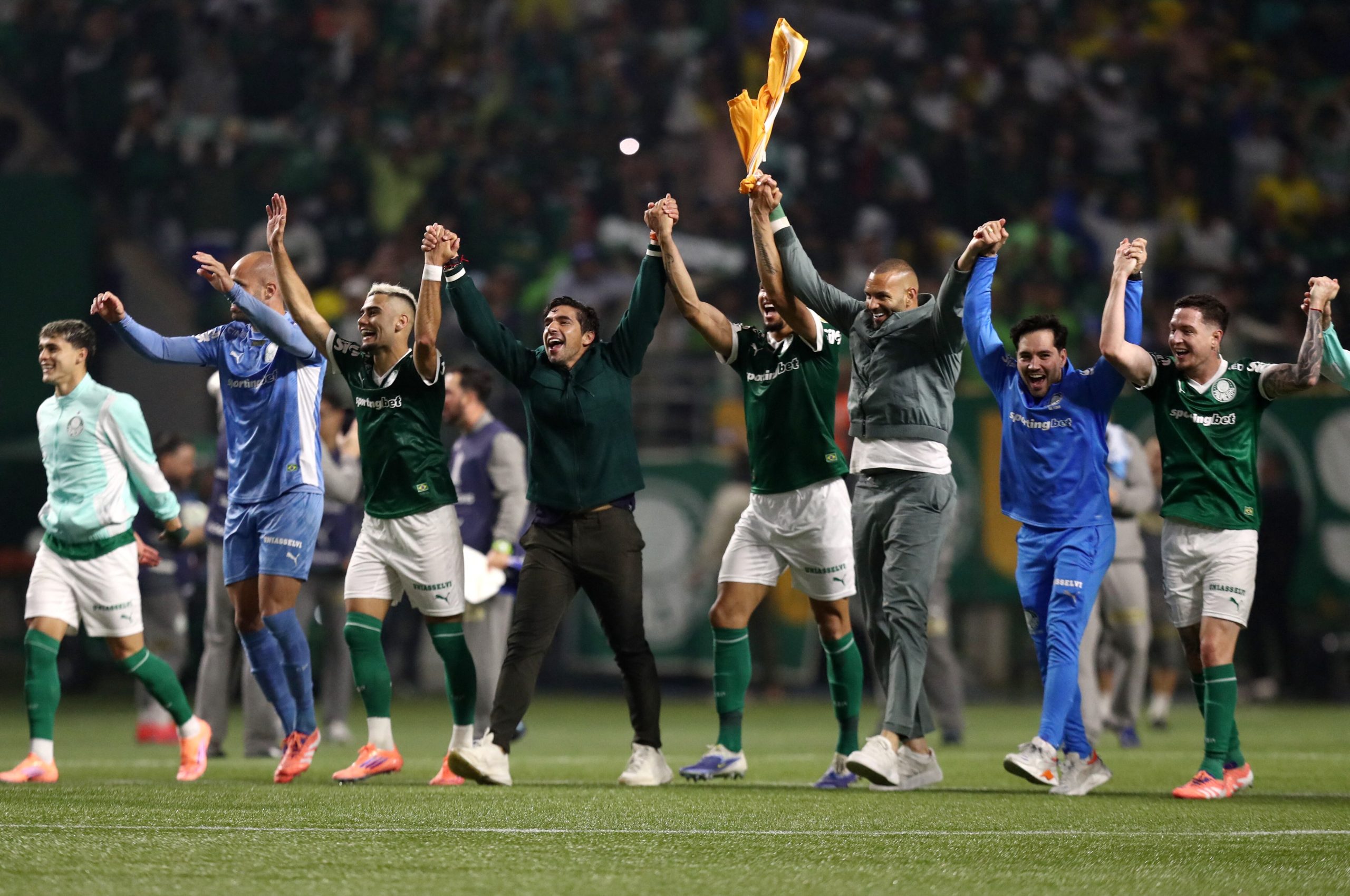 El conmovedor llanto del DT del Palmeiras en el campo de juego tras la remontada ante Liga de Quito en la Copa Libertadores