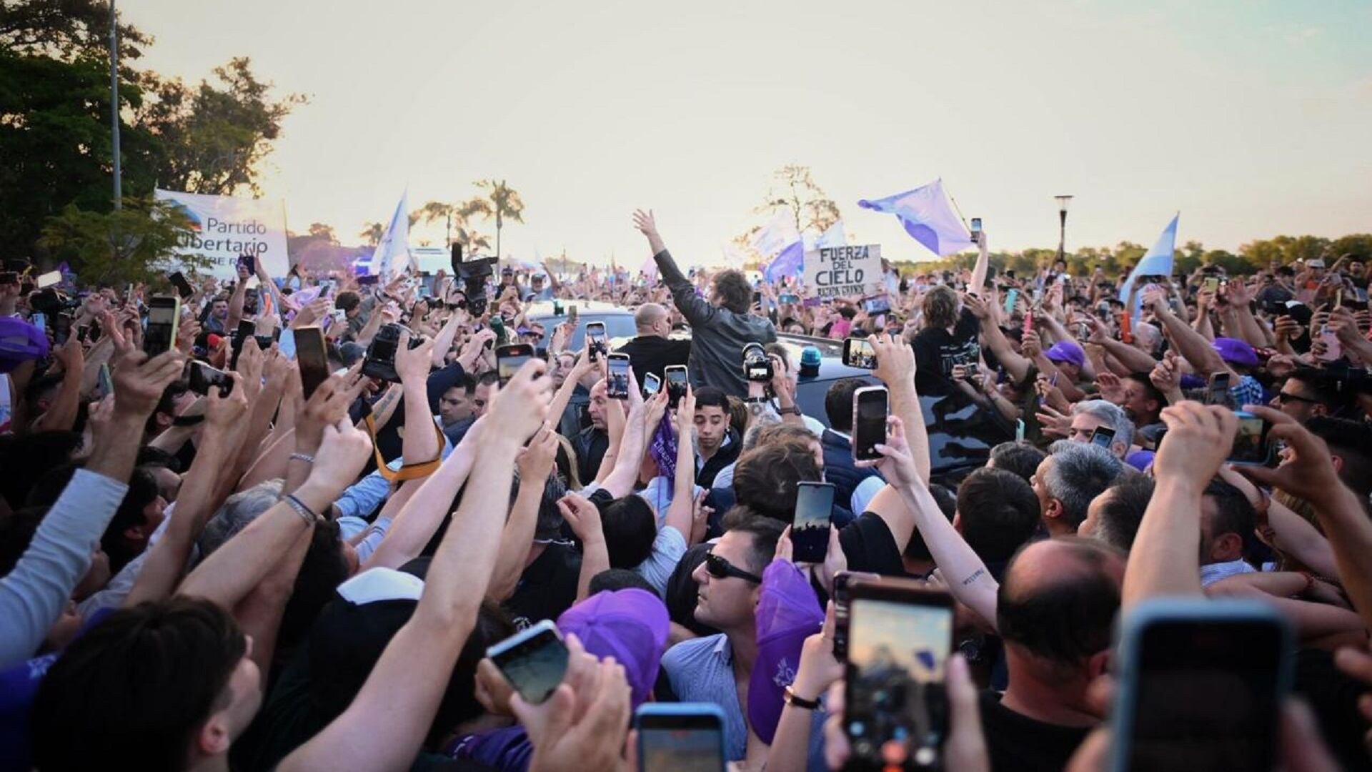 Milei llevó su campaña a Entre Ríos: reunión con su aliado Frigerio y una recorrida junto a una multitud