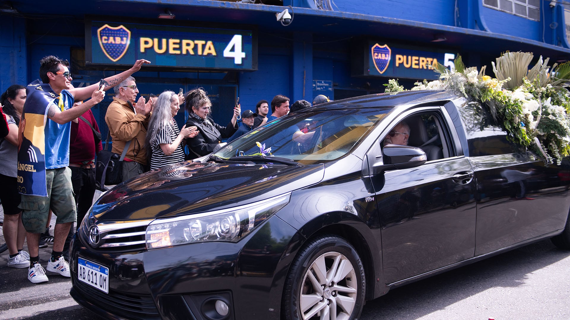 Pasillo respetuoso de los fanáticos y una bandera de Boca: así fue la última despedida a Miguel Ángel Russo en la Bombonera
