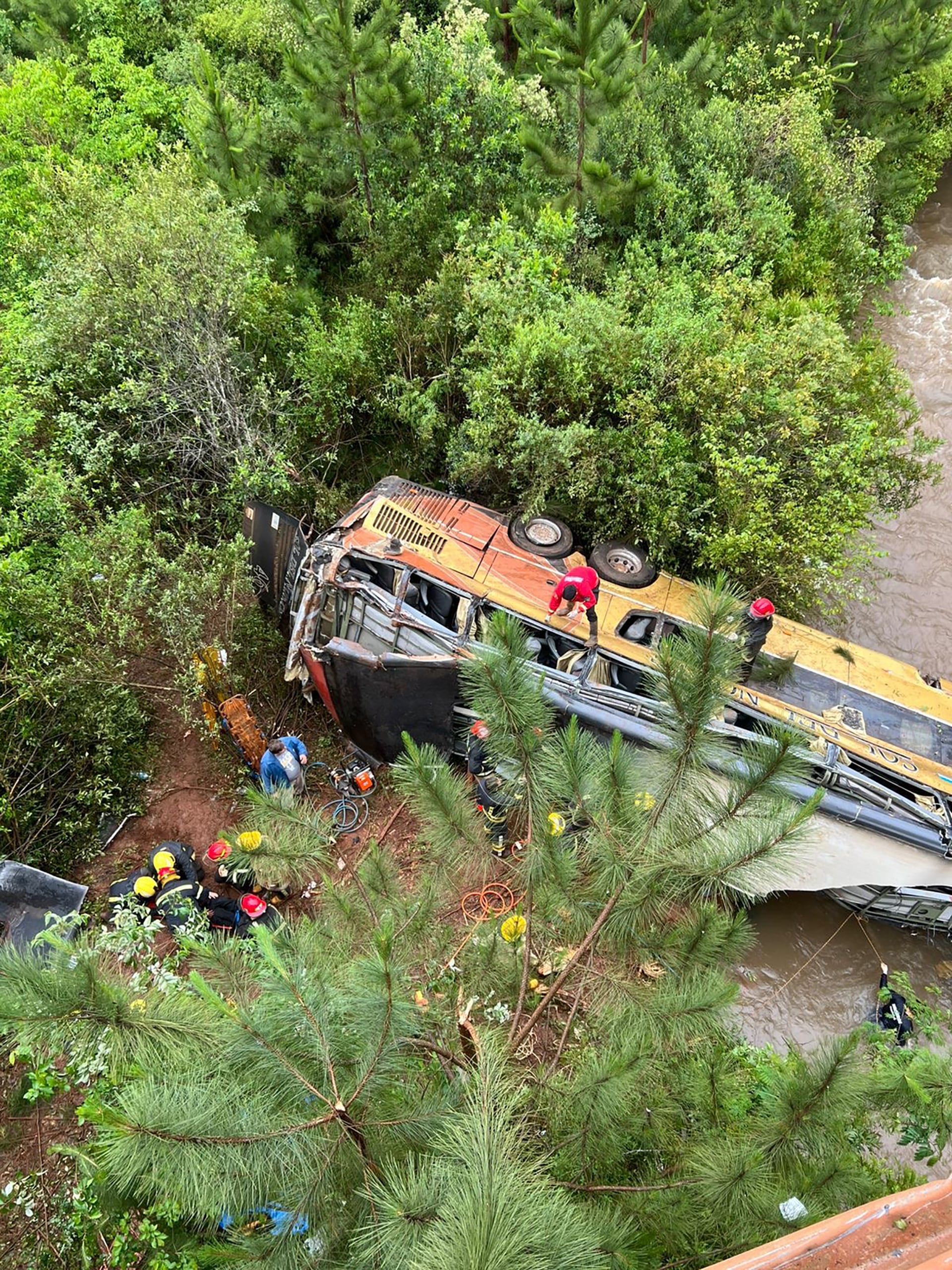 Tragedia en Misiones: un colectivo embistió a un auto, cayó a un arroyo y dejó al menos 2 muertos y 25 heridos