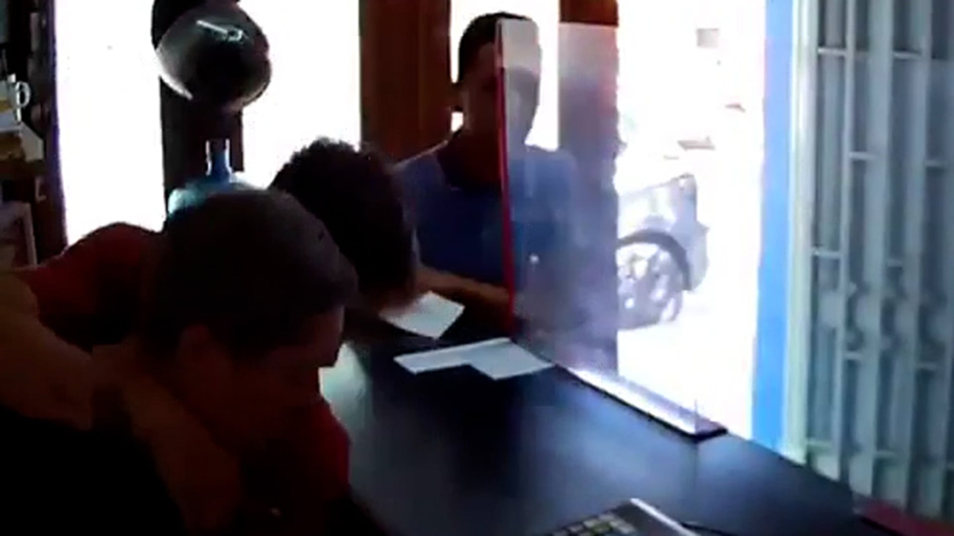 Video: atacaron brutalmente a golpes y sillazos para robarle la moto a un hombre en Córdoba