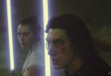 El inicio del invierno en el este de Estados Unidos llegó con un descenso abrupto de las temperaturas y un aumento en las proyecciones de nevadas intensas, de acuerdo con fuentes meteorológicas oficiales. Desde la primera semana de diciembre, millones de personas se ven afectadas por condiciones invernales fuera de lo ordinario, resultado del impacto conjunto de La Niña y la Oscilación Cuasi-Bienal del Este (QBO, por sus siglas en inglés), según reportes de la Administración Nacional Oceánica y Atmosférica (NOAA) y Fox Weather. Donald Trump dijo que los ciudadanos norteamericanos recibirán un bono de 2.000 dólares gracias a los aranceles Te puede interesar: Donald Trump dijo que los ciudadanos norteamericanos recibirán un bono de 2.000 dólares gracias a los aranceles Según la NOAA, este escenario deriva de alteraciones simultáneas en la atmósfera y el océano Pacífico, lo que propicia la llegada de aire ártico a latitudes medias y orientales del país. El fenómeno ha sido subrayado por Fox Weather, que advierte un patrón similar al de inviernos particularmente fríos en décadas recientes. Estas condiciones potencian la probabilidad de nevadas y pueden alterar la actividad diaria en áreas densamente pobladas como Nueva Inglaterra y los estados de los Grandes Lagos. La Niña, caracterizada por el enfriamiento de las aguas superficiales en el Pacífico ecuatorial, combinada con la fase oriental de la QBO, modifica rutas habituales de las masas de aire e incide en la estabilidad del vórtice polar. Experiencias de años previos bajo fenómenos similares respaldan el pronóstico de un invierno inusualmente severo en una franja extensa del territorio nacional, según los modelos del Centro de Predicción Climática de la NOAA. Miles de pasajeros varados en EEUU tras más de 700 cancelaciones de vuelos por el cierre del gobierno Te puede interesar: Miles de pasajeros varados en EEUU tras más de 700 cancelaciones de vuelos por el cierre del gobierno ¿Por qué La Niña provoca inviernos más fríos y nevados en el Este de Estados Unidos? La Niña ocurre cuando las aguas superficiales en el Pacífico ecuatorial se enfrían por debajo de lo normal, alterando el flujo atmosférico global. La NOAA explica que esto refuerza la corriente en chorro del Pacífico Norte, desviando masas de aire frío desde el Ártico y Canadá hacia el este y noreste de Estados Unidos. Durante inviernos bajo el régimen de La Niña, las tormentas invernales tienden a aumentar en frecuencia y severidad en los estados del noreste y zonas adyacentes a los Grandes Lagos. En contraste, las regiones del sur y el suroeste suelen experimentar inviernos más secos y cálidos. Estas diferencias regionales en el invierno norteamericano se explican por la redistribución de los patrones de precipitación y temperatura a gran escala inherente al ciclo ENSO (El Niño Oscilación del Sur), según el Servicio Meteorológico Nacional de la NOAA. El cierre del Gobierno agrava el caos aéreo en EEUU: este domingo fueron suspendidos más de 2.200 vuelos Te puede interesar: El cierre del Gobierno agrava el caos aéreo en EEUU: este domingo fueron suspendidos más de 2.200 vuelos Durante los inviernos de La Niña registrados en 2010-11 y 2017-18, la NOAA reportó un incremento de entre 20% y 35% en las acumulaciones de nieve sobre el noreste respecto a las medias estacionales de la década anterior. Estas cifras refuerzan el vínculo entre los patrones oceánicos y los extremos meteorológicos observados. La combinación de La Niña La combinación de La Niña y la Oscilación Cuasi-Bienal del Este provoca un invierno inusualmente severo en Nueva Inglaterra y los Grandes Lagos. (Travis Heying/The Wichita Eagle via AP) ¿Cómo influye la Oscilación Cuasi-Bienal (QBO) en la formación del vórtice polar? La Oscilación Cuasi-Bienal del Este es un patrón de vientos repetitivo en la estratósfera tropical que cambia de dirección aproximadamente cada 28 meses. Según la NOAA, durante su fase oriental, la QBO debilita la estructura del vórtice polar, que normalmente confina el aire frío en las regiones árticas. Cuando este confinamiento se rompe, el aire extremadamente frío puede desplazarse hacia zonas continentales de América del Norte. “Las simulaciones climáticas muestran que una QBO en fase oriental permite una mayor transferencia de aire ártico a latitudes medias, intensificando episodios de frío extremo y tormentas de nieve”, detalla el documento técnico del Centro de Predicción Climática de la NOAA. Fox Weather ha reseñado situaciones similares en años con La Niña y QBO oriental activa, donde el noreste y el este de Estados Unidos experimentaron olas de frío intensificadas y mayor frecuencia de nevadas, elevando los registros de interrupciones en servicios escolares y de transporte. ¿Qué es el vórtice polar y cuál es su impacto en el clima invernal? El vórtice polar es una extensa área de bajas presiones y vientos fríos que gira en sentido antihorario en los niveles superiores de la atmósfera, sobre el Ártico. De acuerdo con la NOAA, el vórtice polar normalmente permanece estable sobre la región ártica, separado por corrientes de chorro que impiden el avance del aire gélido hacia el sur. Cuando ocurre una alteración, ya sea por la QBO o por otros factores inesperados, el vórtice puede perder fuerza y dividirse en varios lóbulos, empujando aire extremadamente frío hacia Estados Unidos, Europa o Asia. Fox Weather subraya que esta situación se traduce en descensos súbitos de temperatura y eventos de nevada en lugares poco acostumbrados. Las temperaturas registradas en estos episodios pueden situarse bajo los -70°C (-94°F) en la estratósfera, con aire frío filtrándose hacia la troposfera, donde incide directamente sobre la vida cotidiana de millones de personas, según los informes del Servicio Meteorológico Nacional de la NOAA. El vórtice polar debilitado permite El vórtice polar debilitado permite la llegada de aire ártico y episodios de frío extremo en el noreste estadounidense. (AP Photo/Jeff Roberson) ¿Cuáles son las regiones de Estados Unidos más afectadas por el invierno 2025? Según los mapas de pronóstico de la NOAA, el noreste, los alrededores de los Grandes Lagos y el Alto Medio Oeste serán las zonas más expuestas a temperaturas anómalamente bajas y a tormentas de nieve recurrentes en diciembre. Los modelos estadísticos muestran más de 60% de probabilidad de temperaturas bajo el promedio en estas áreas, y entre 20% y 35% de aumento en acumulados de nieve en comparación con la media de los últimos diez años. Ciudades como Nueva York, Boston, Chicago y localidades del noroeste de Ohio podrán observar disrupciones en las actividades de transporte, educación y salud. En contraste, el sur de Estados Unidos se perfila para experimentar menos precipitaciones y temperaturas más altas que lo habitual, de acuerdo con lo vertido por la NOAA y The Weather Channel. ¿La tendencia de frío y nieve continuará durante todo el invierno? Especialistas de la NOAA prevén que el dominio de La Niña y la fase oriental de la QBO se mantendrán al menos durante la primera parte del invierno 2025. El Centro de Predicción Climática mantiene una vigilancia constante sobre la evolución del vórtice polar y la interacción entre el océano y la atmósfera, recomendando monitorear actualizaciones semanales y mensuales. The Weather Channel recoge en sus reportes que la combinación de estos fenómenos puede derivar en situaciones dinámicas, donde los patrones de frío y nevada se alternan con intervalos de temperaturas más suaves según la posición actual del vórtice polar y la presencia de sistemas de baja presión en la costa este. Las acumulaciones de nieve en Las acumulaciones de nieve en el noreste y los Grandes Lagos superan en un 20% a 35% la media de la última década, reporta la NOAA. (EFE/Ángel Colmenares) ¿Qué dicen las autoridades y organismos oficiales sobre los riesgos e impactos? La NOAA comunicó que “las proyecciones estacionales sostienen una tendencia clara de temperaturas por debajo de la media en el este estadounidense para el inicio del invierno”. El organismo aconseja a la población informarse de manera permanente a través de canales oficiales y acatar recomendaciones sobre protección, almacenamiento de agua y alimentos y prevención de accidentes por hielo o nieve. Fuentes del Weather Channel insisten en la preparación comunitaria y la vigilancia ante posibles alertas meteorológicas, sobre todo para quienes residen en entornos suburbanos y rurales, afectados por cortes de energía y dificultades en el acceso a servicios esenciales en episodios de clima extremo. ¿Cómo repercuten estos patrones en la rutina y economía de la región? El incremento en las nevadas y la persistencia de temperaturas extremadamente bajas tienen efectos directos en la educación, la salud pública, la logística y el transporte. Según la NOAA, el aumento de días con frío intenso eleva el consumo energético, modifica los calendarios escolares y puede generar pérdidas económicas en sectores agrícolas y comerciales. En inviernos pasados similares al actual, las autoridades reportaron más días de suspensión escolar, incremento en casos de emergencias hospitalarias por hipotermia y congelamiento, y demoras logísticas en la entrega de productos básicos. Las autoridades locales y estatales, en coordinación con la NOAA y otros organismos federales, habilitaron centros de refugio, reforzaron el equipamiento de emergencias y recomendaron rutas alternativas para camiones y automovilistas. Ciudades como Nueva York, Boston Ciudades como Nueva York, Boston y Chicago enfrentan disrupciones en transporte, educación y salud por el clima invernal extremo. (AP Photo/Jeff Roberson) ¿Qué se puede esperar y cómo continuar el seguimiento meteorológico? El pronóstico actualizado indica que los eventos de frío y nevadas persistirán al menos hasta finales de enero, sujeto a la evolución de La Niña y la Oscilación Cuasi-Bienal. Las agencias meteorológicas mantienen el seguimiento en tiempo real y publican boletines a través de sus portales oficiales y redes sociales. El impacto en la vida cotidiana sugiere planificar desplazamientos esenciales, revisar calefacciones y suministros y atender las recomendaciones de autoridades frente a la prolongación de la fase fría. La NOAA y el Weather Channel actualizan diariamente las condiciones y publican alertas geolocalizadas para estados y condados del este y noreste del país.