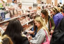 Las importaciones de Amazon y Shein y las cadenas de artículos chinos arrasan a los pequeños comercios en la Argentina