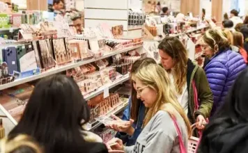 Las importaciones de Amazon y Shein y las cadenas de artículos chinos arrasan a los pequeños comercios en la Argentina