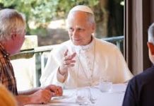 León XIV recuerda a Francisco y pide escuchar el grito de los pobres