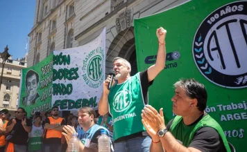 Estatales reclaman 118% de aumento salarial y bono de $250.000