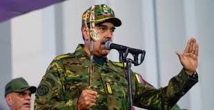 Maduro ordena a la fuerza aérea que esté “alerta y lista” para defender a Venezuela