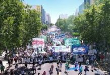 Se agranda la brecha social La clase alta piensa en viajar, la clase media hace “malabares”