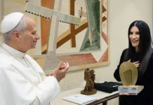 Laura Pausini sorprendió al papa León XIV con una canción inédita
