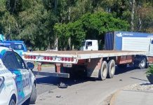 Accidente fatal en La Plata: un hombre murió tras perder el control de su moto y chocar contra un camión