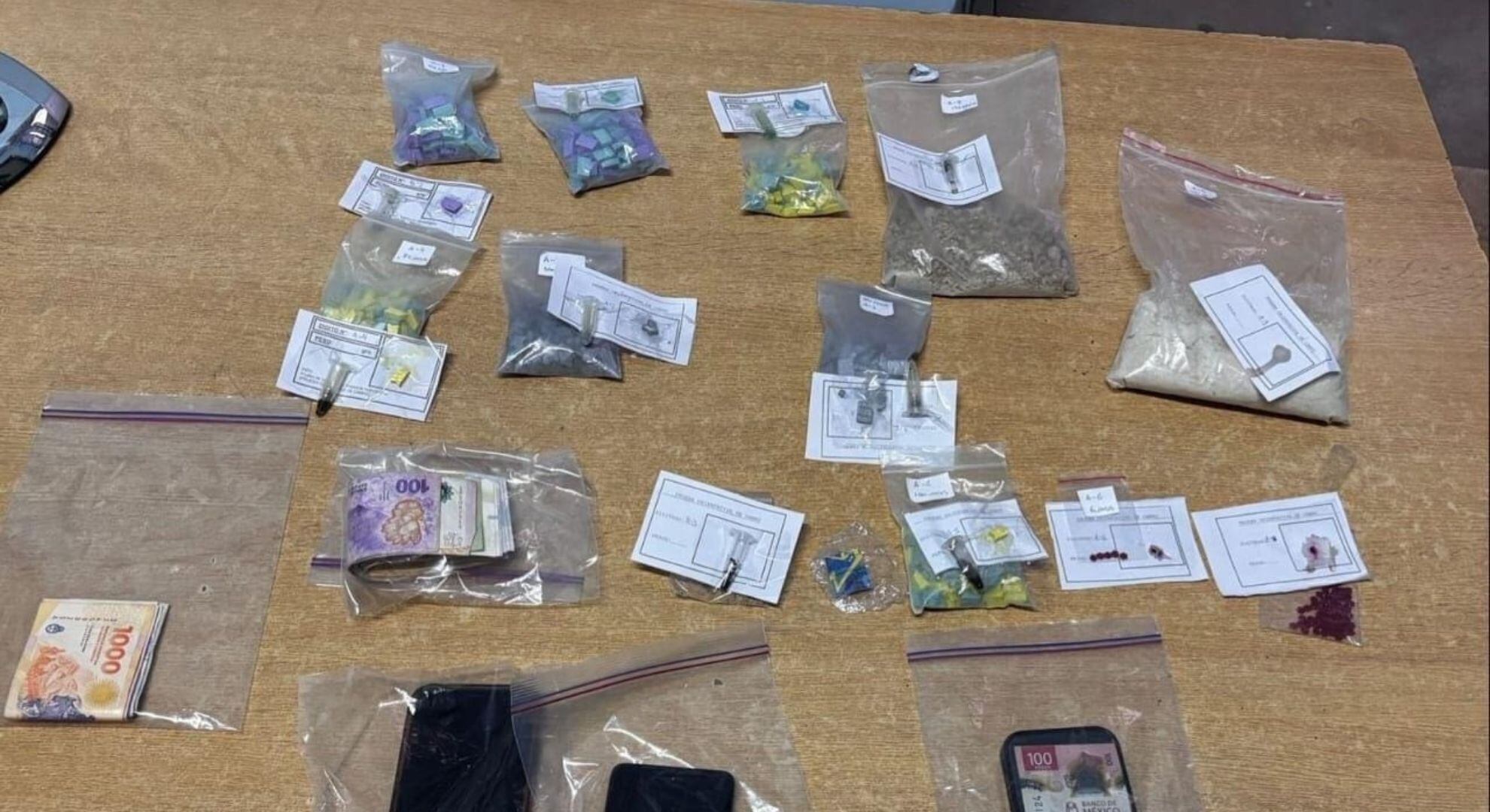 Atraparon a un hombre que traficaba éxtasis, LSD, ketamina y cristal junto a su hija de 4 años