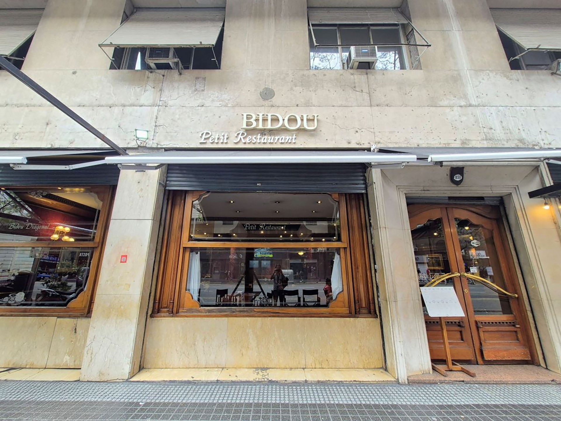 Cafetines de Buenos Aires: el bar notable que desafió la cuadrícula porteña y la historia secreta de la avenida Diagonal Norte