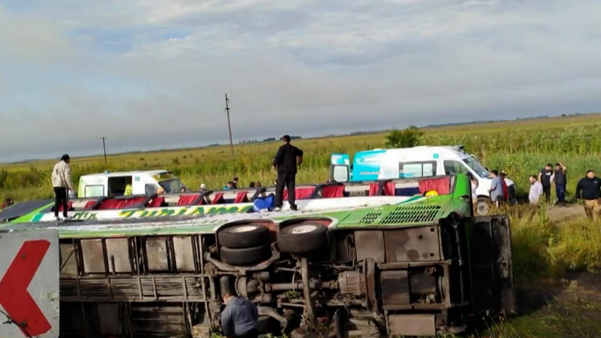 Detuvieron y acusaron por homicidio culposo al conductor del micro que volcó rumbo Mar del Plata: hay dos muertos