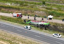 “Dormido o con el celular”: creen que el micro que iba a Mar del Plata volcó por una distracción del chofer detenido