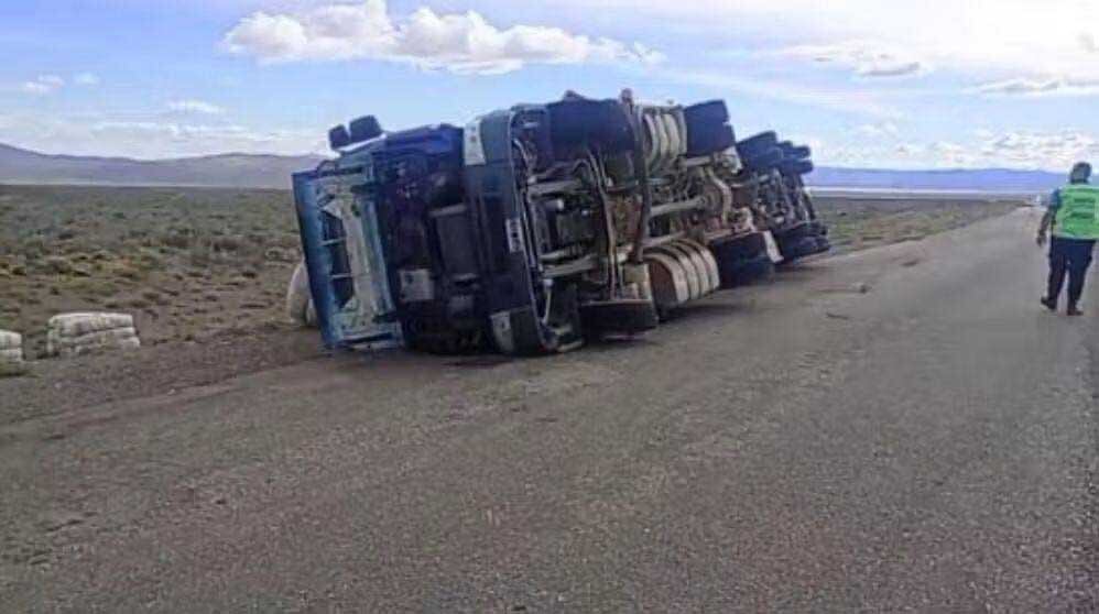 Dos camiones estuvieron al borde de la tragedia por el deterioro de las Rutas 25 y 3 en la Patagonia
