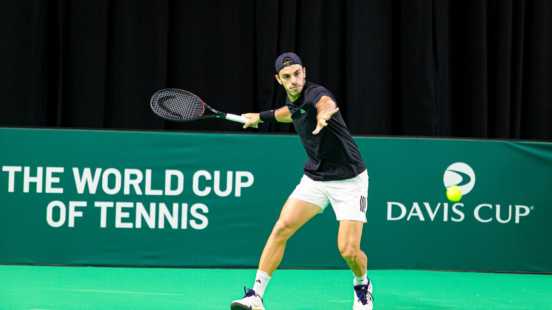 El equipo argentino de Copa Davis llegó a Bolonia tras una travesía de 20 horas y tuvo su primer entrenamiento