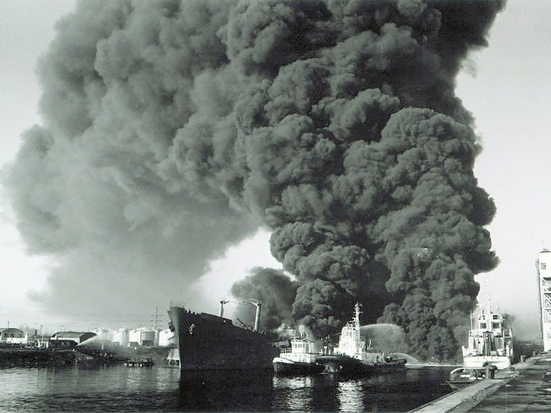 El fuego de Ezeiza trajo un recuerdo espeluznante: la explosión de un buque petrolero en Dock Sud y el miedo a que “desaparezca” Buenos Aires
