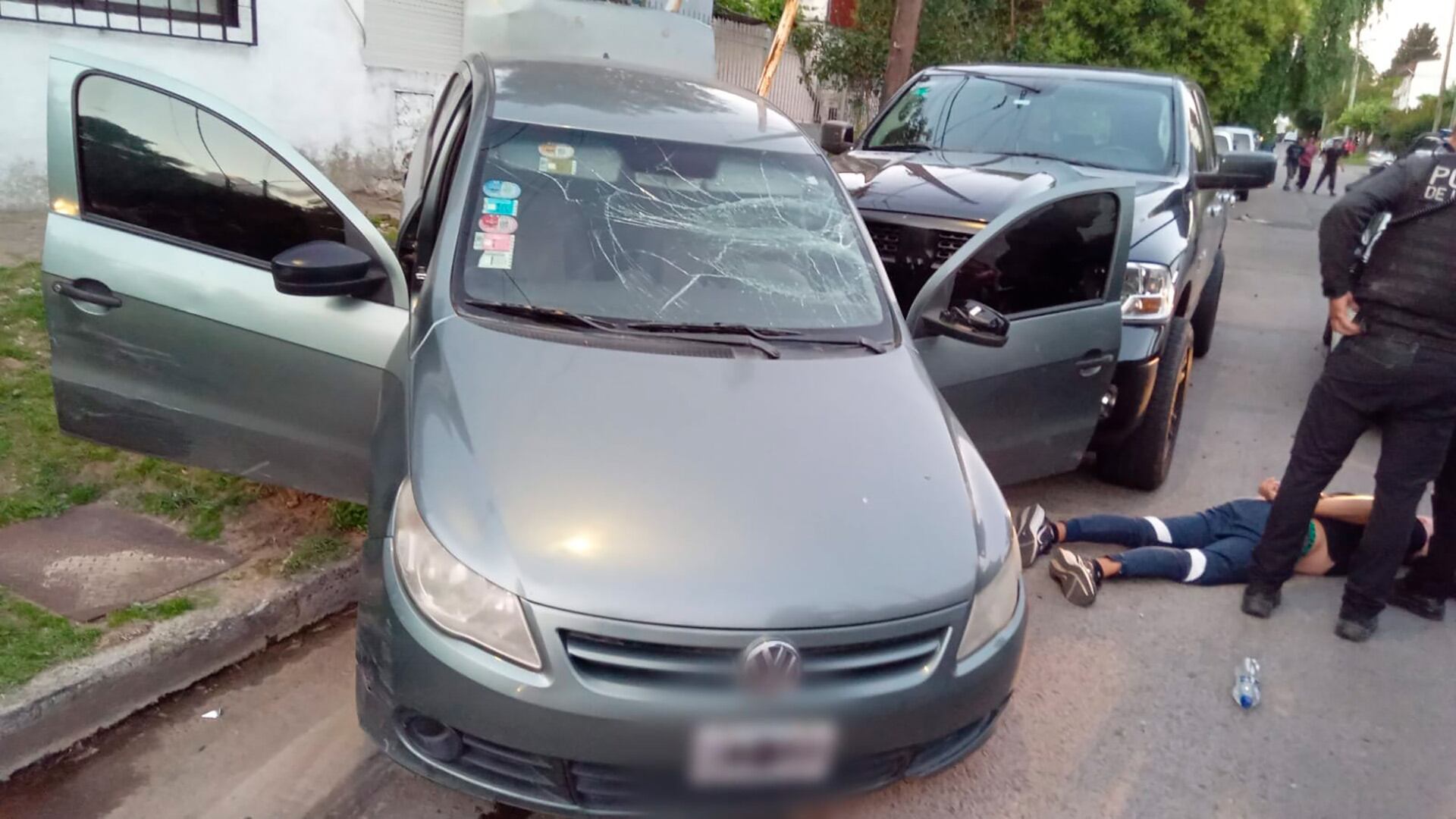 El impactante final de una persecución a dos delincuentes que circulaban en un auto robado