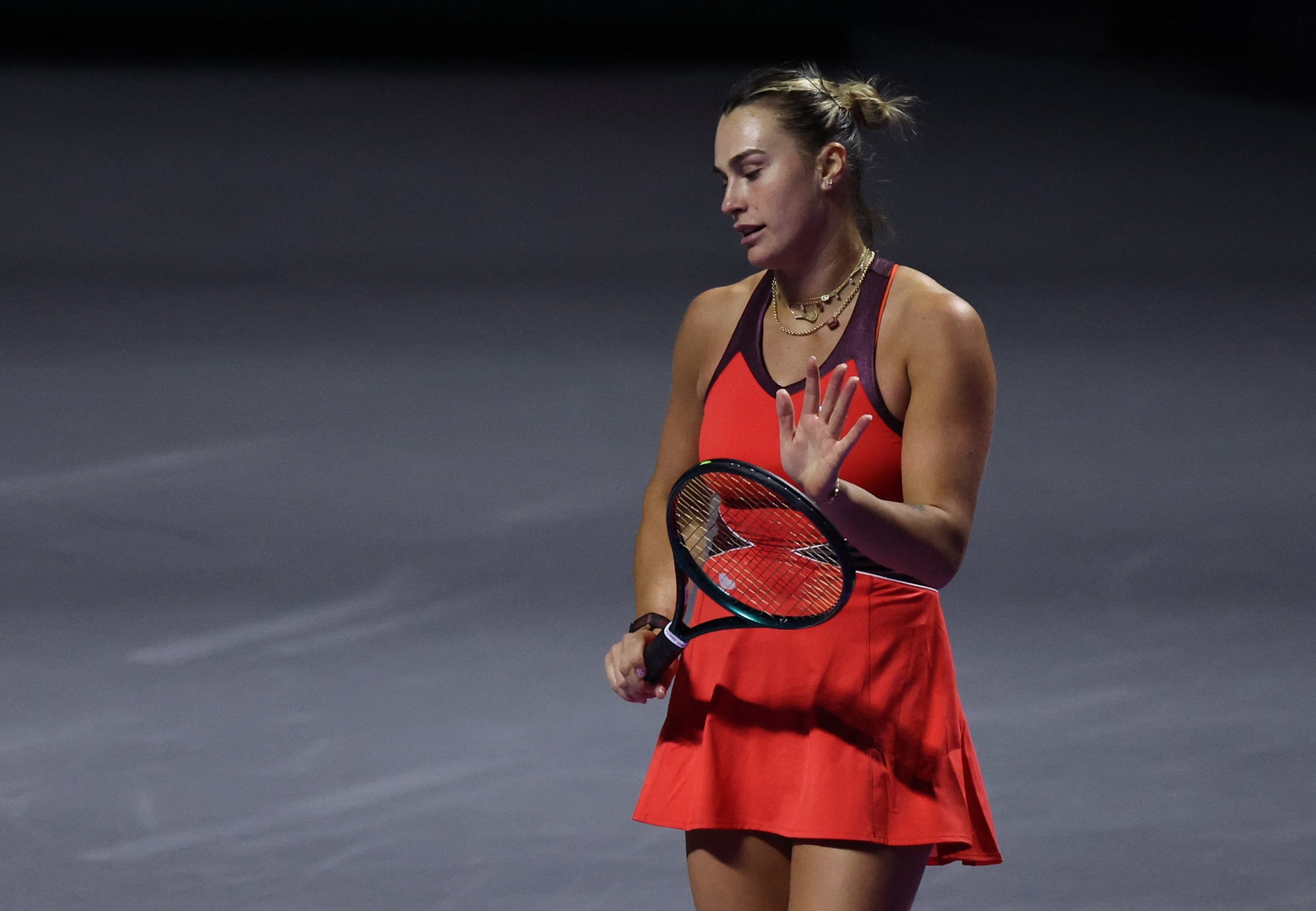 El increíble video de una figura del tenis nadando entre tiburones que recorre el mundo: “Un día más en la vida”