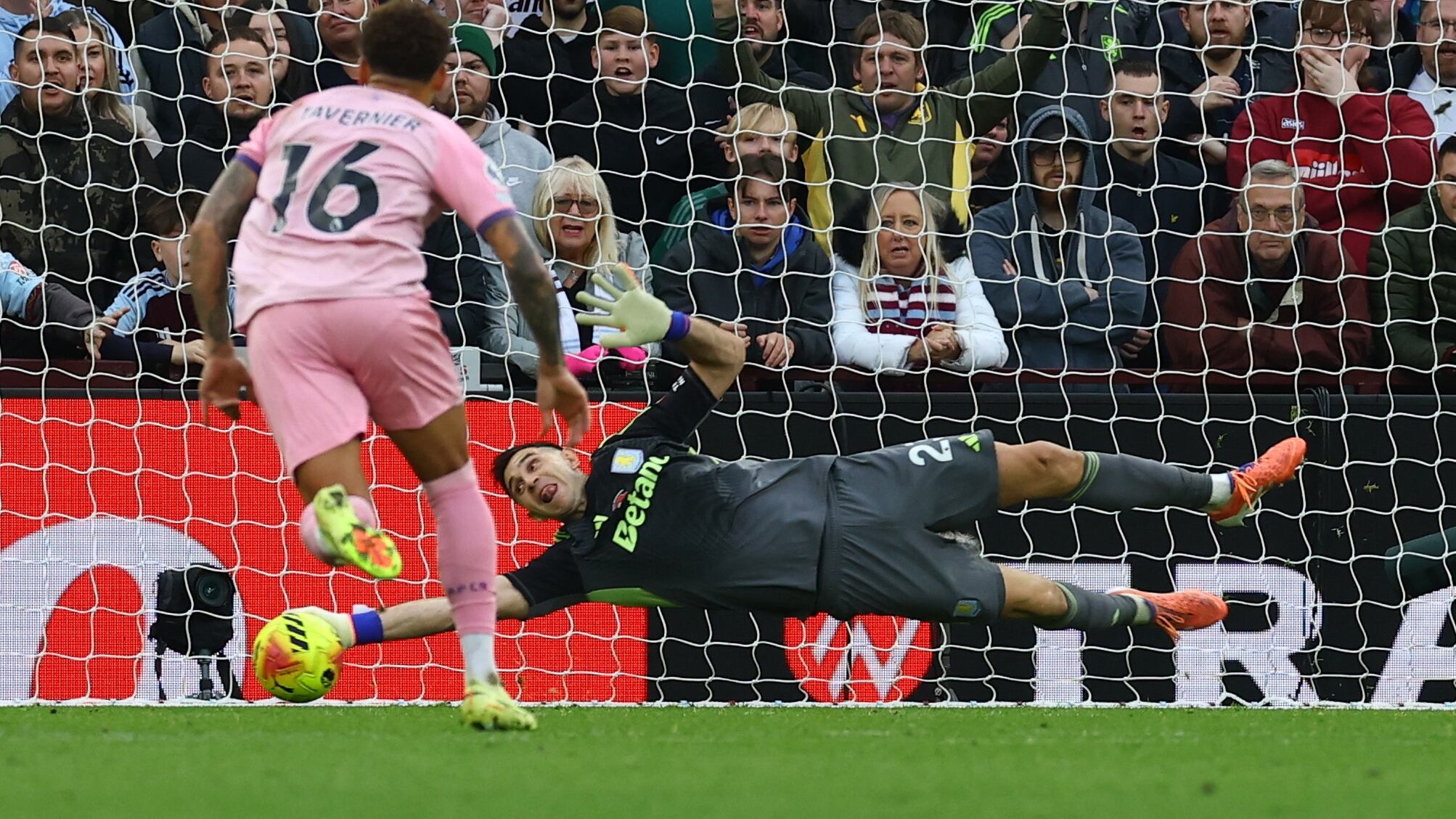 El provocador análisis de un famoso periodista español sobre Dibu Martínez: “Humazo histórico”