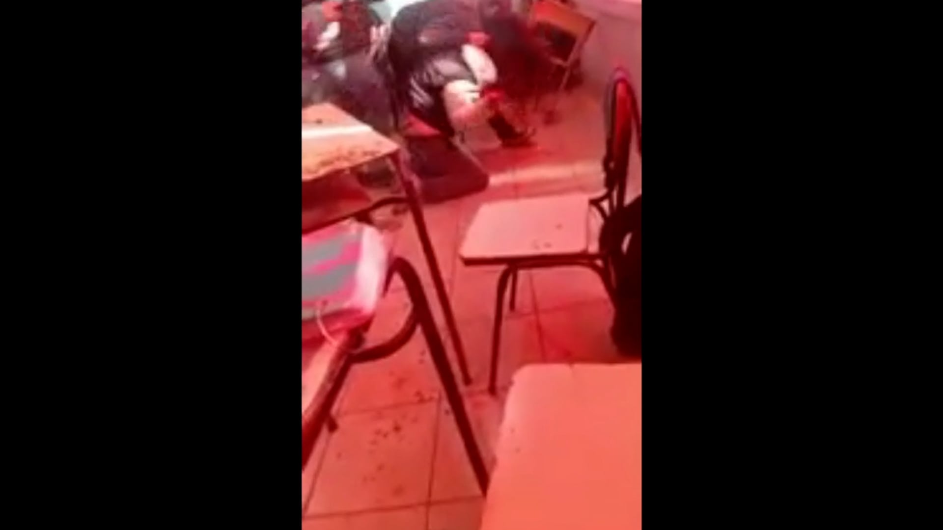 El video de un violento ataque en una escuela de Junín: entró al aula y golpeó con una cadena a una compañera de su hija