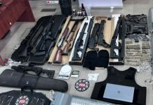 En Rosario secuestraron un arsenal con fusiles semiautomáticos y hay ocho detenidos
