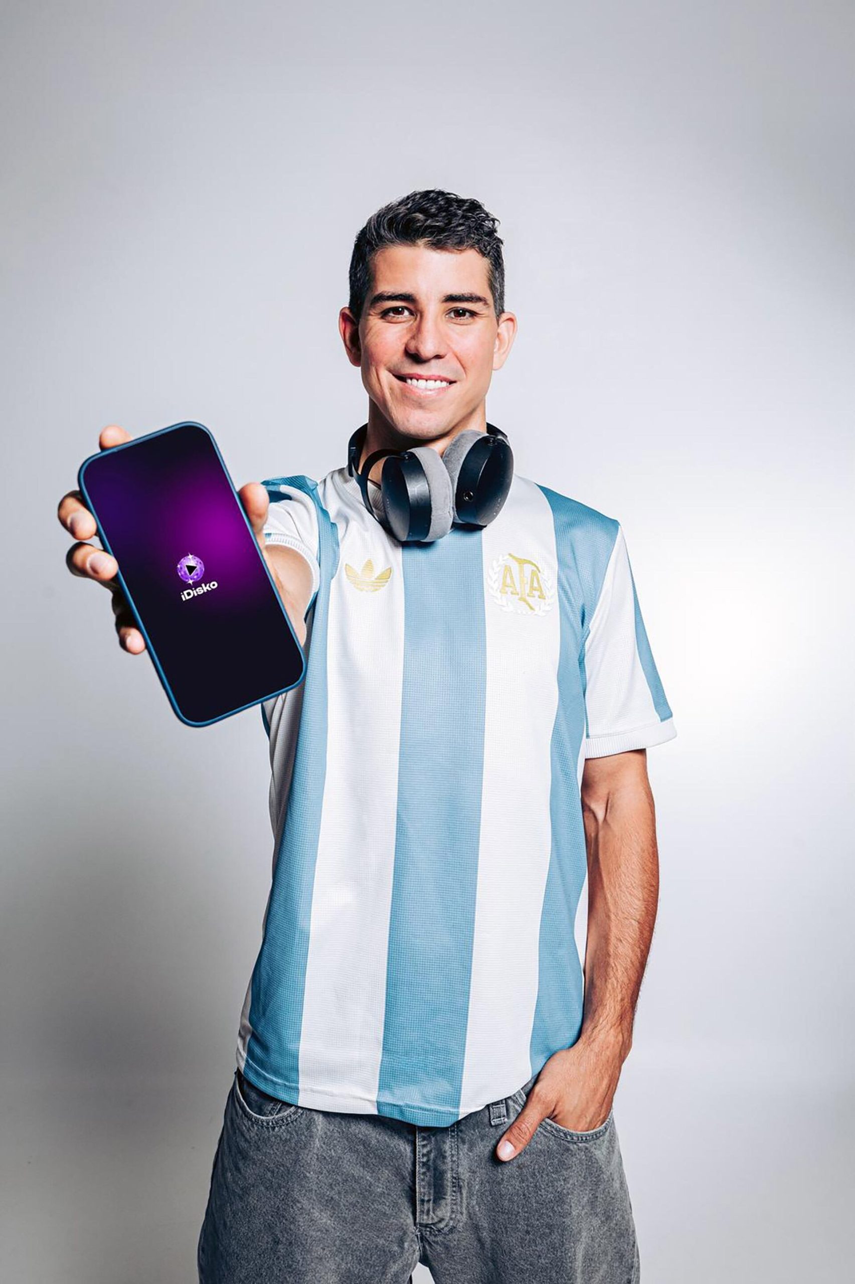 Es una figura del deporte argentino y creó un “boliche virtual” para reunir a los amantes de la música en todo el mundo