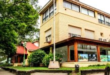 Escándalo en Pinamar: filmaron a la tesorera municipal llevándose el dinero de la recaudación y fue desvinculada de su cargo