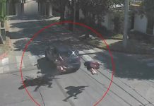 Impactante accidente en Córdoba: una moto embistió a un auto y los ocupantes salieron despedidos