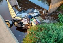 Impactante accidente en Entre Ríos: un camión perdió el control y cayó a un arroyo desde un puente