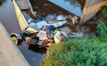 Impactante accidente en Entre Ríos: un camión perdió el control y cayó a un arroyo desde un puente