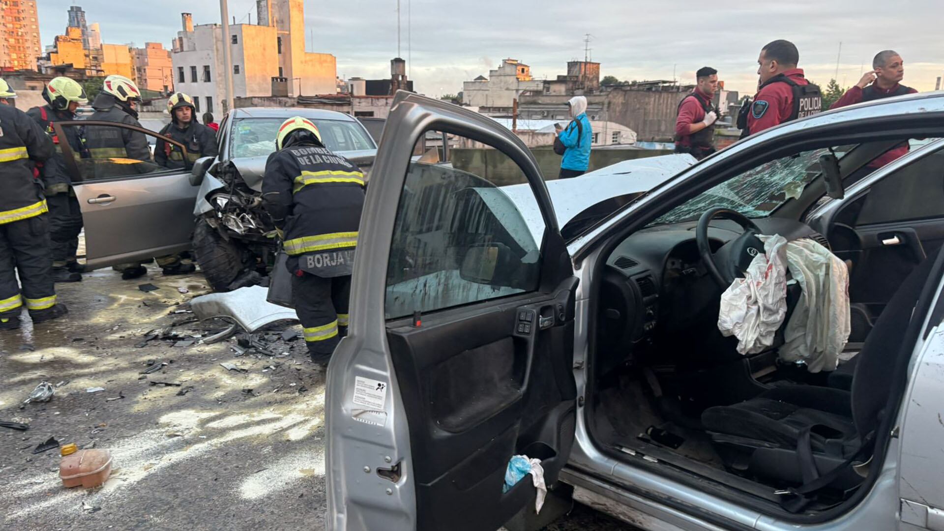 Impactante choque frontal en el puente Avellaneda: dos hombres y una mujer internados en grave estado