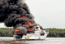 Impactante incendio de un yate en el río Paraná