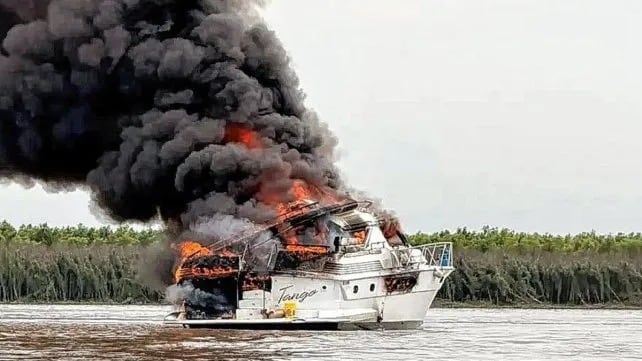 Impactante incendio de un yate en el río Paraná