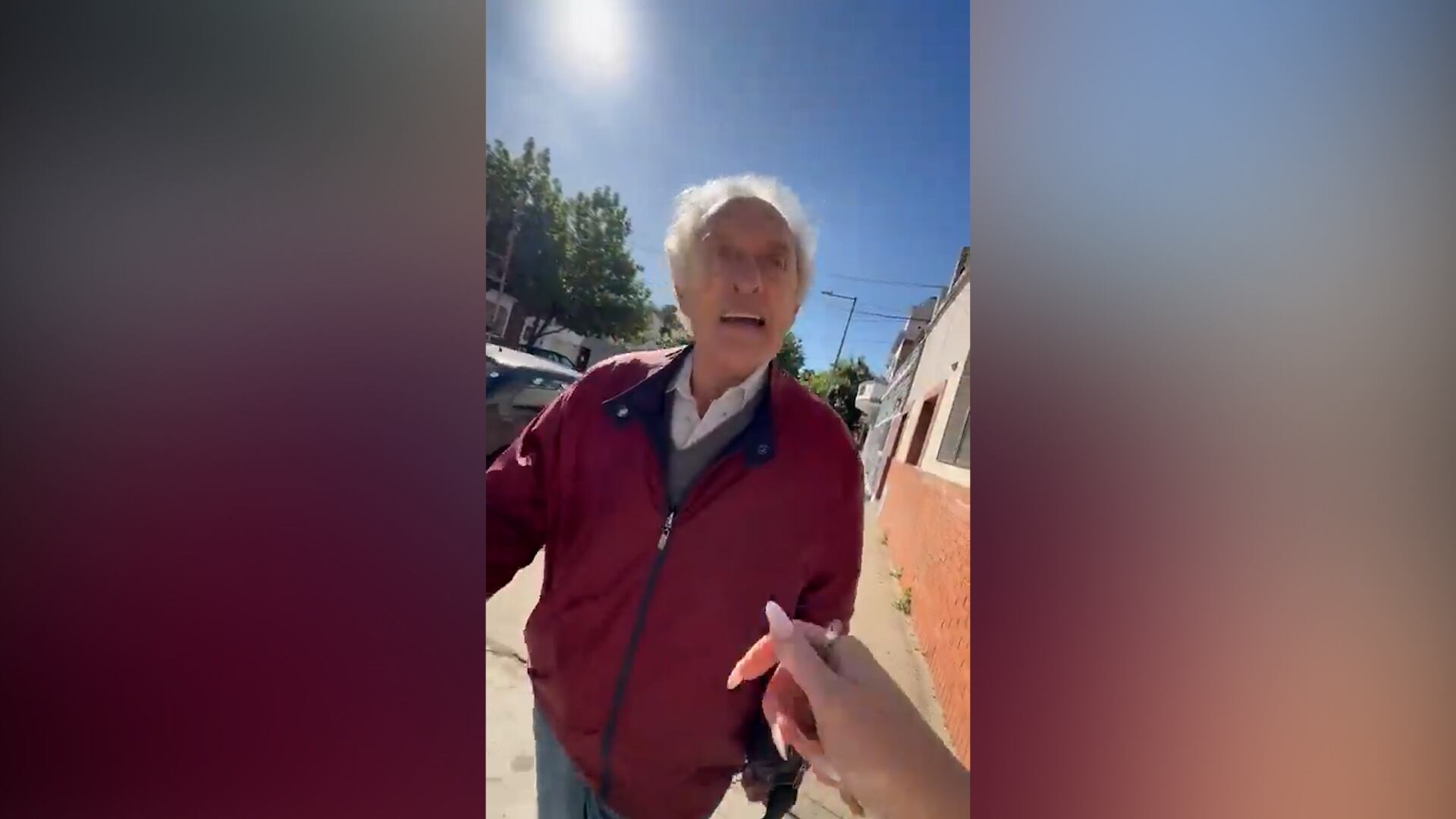 Imputaron al jubilado que le pegó una trompada a su vecina por estacionar mal el auto
