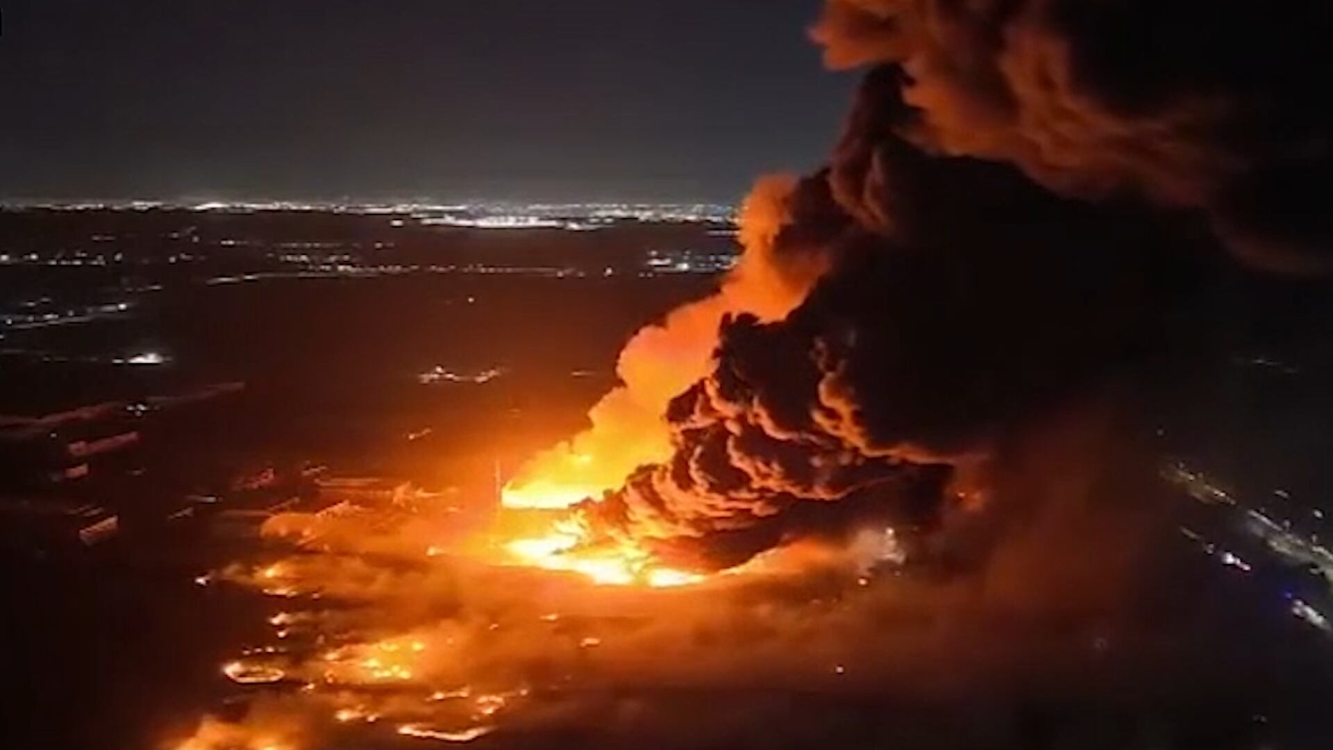 Incendio en Ezeiza: así es el operativo de bomberos y fuerzas de seguridad para combatir el fuego