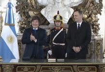 Javier Milei tomó juramento a Manuel Adorni como nuevo jefe de Gabinete: “Con todo eh”