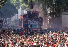 La impactante caravana del Flamengo tras ganar la Libertadores y el insólito blooper resuelto con cinta