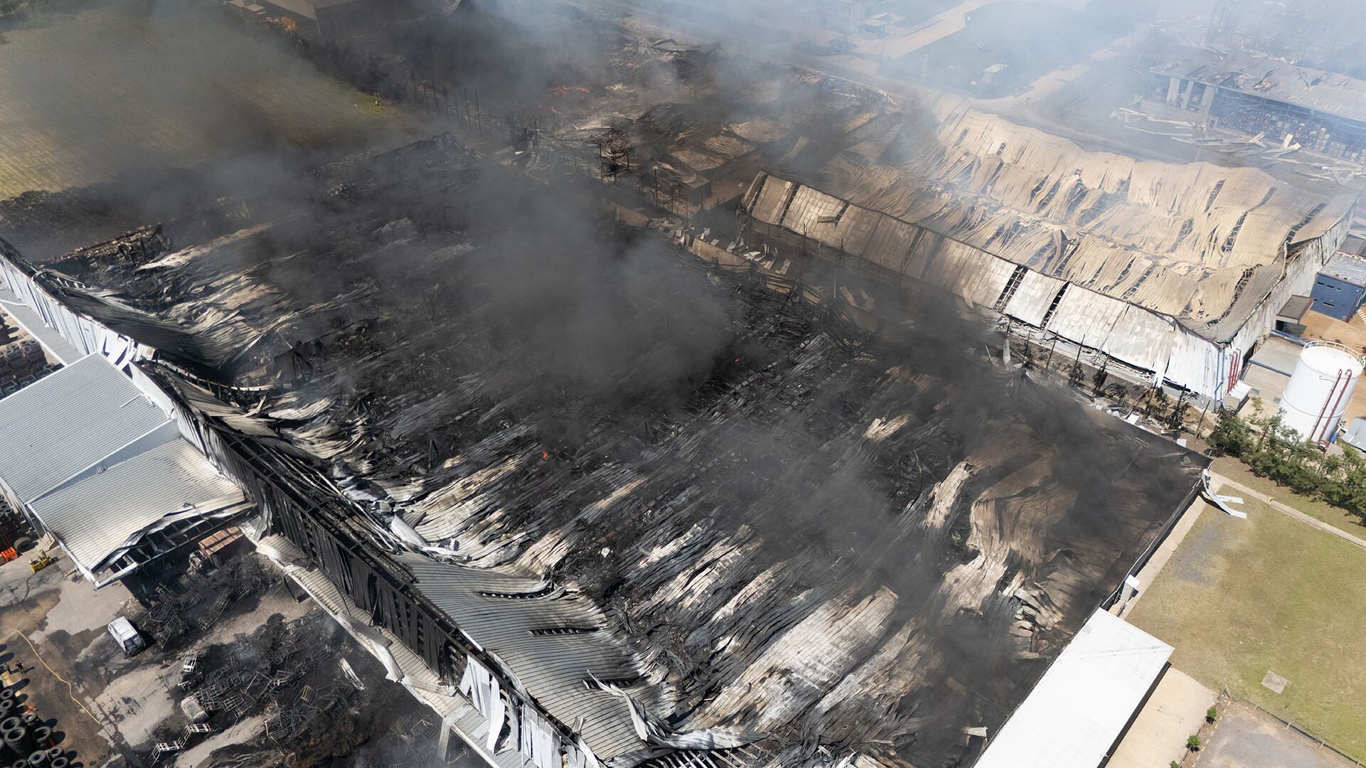Las pericias para saber cómo se originó el fuego en el complejo industrial de Ezeiza comenzarían el lunes