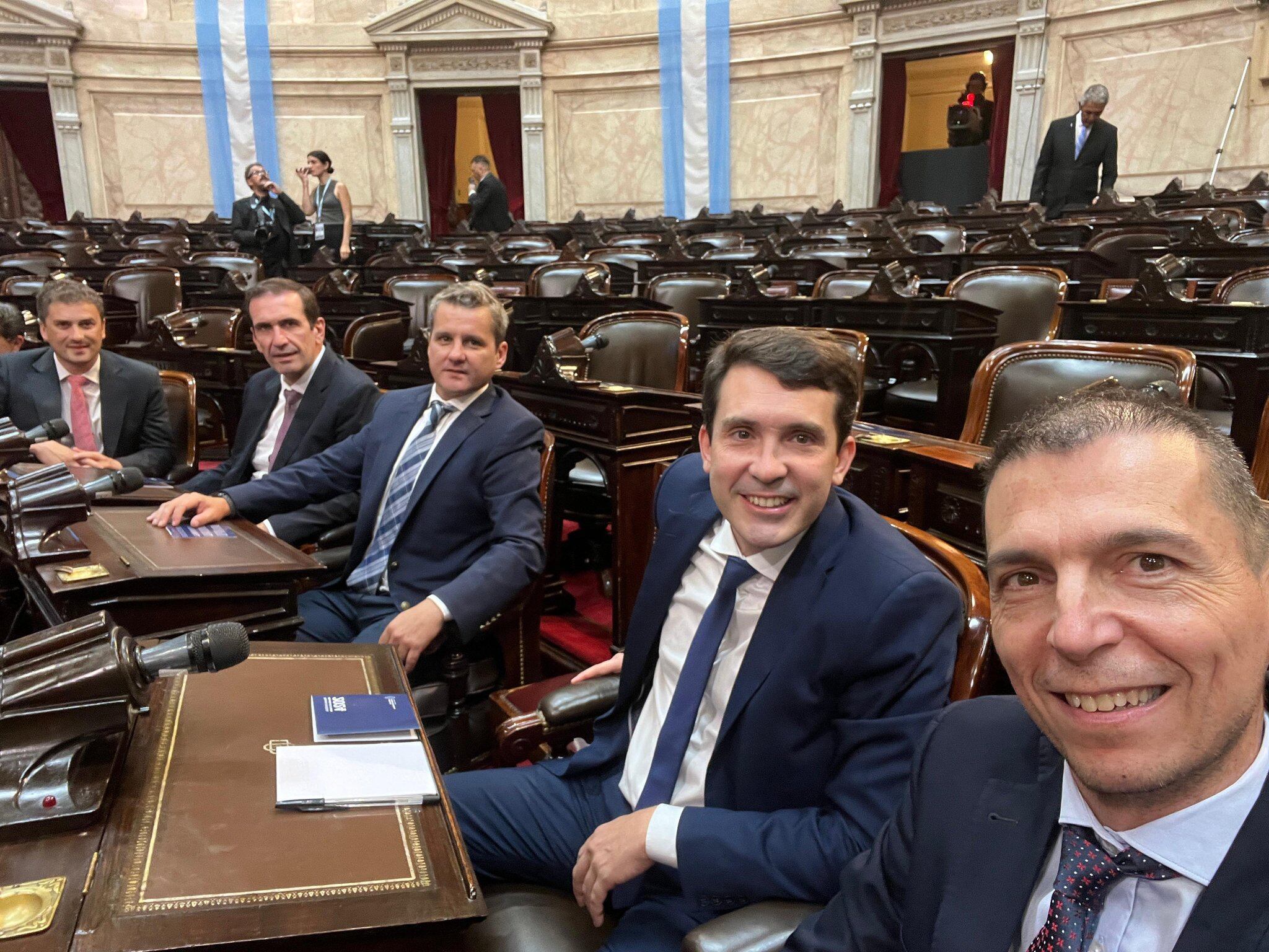 LLA sumó a otros tres diputados a su bloque y está más cerca de disputarle la primera minoría al peronismo