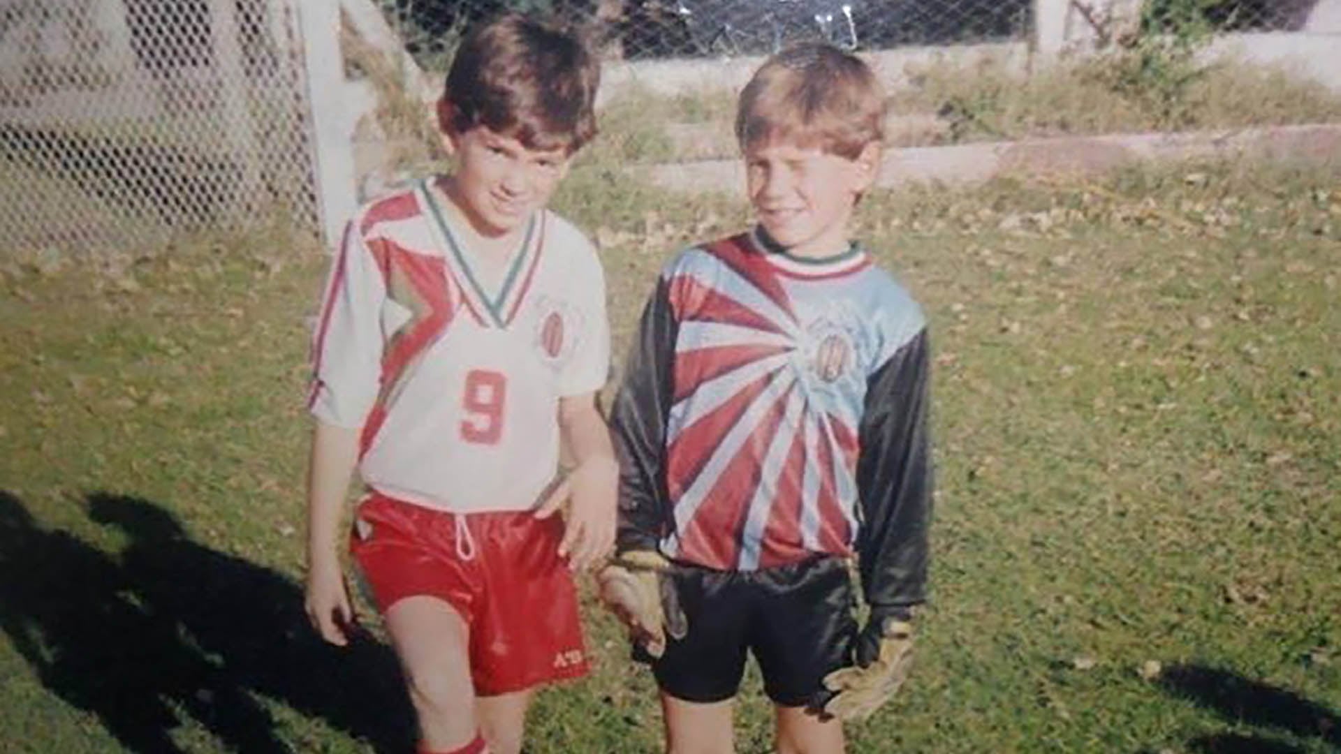 Los recuerdos de la infancia de Dibu Martínez y su hermano Ale: “Como yo era el más grande, lo mandaba al arco”