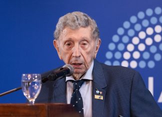 Malvinas: el Senado entregó un diploma de honor a Luis Landriscina en representación de 200.000 voluntarios