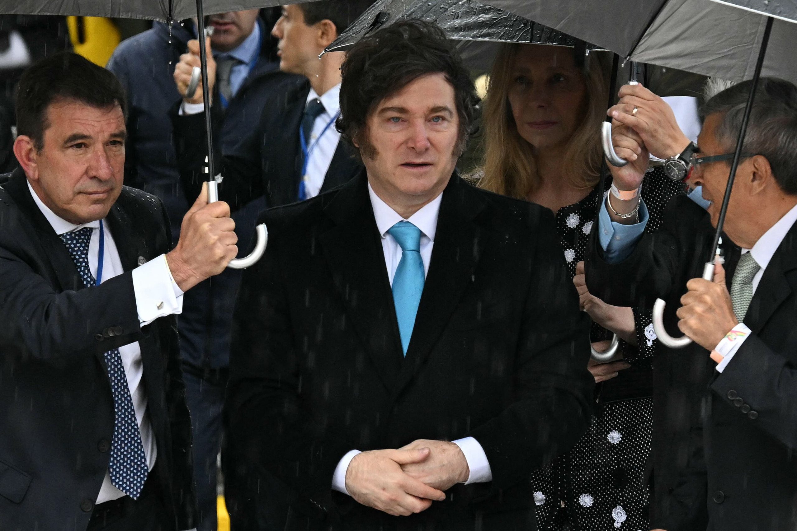 Milei apura la construcción de un nuevo oficialismo y debilita a un PJ roto por el trauma de la derrota