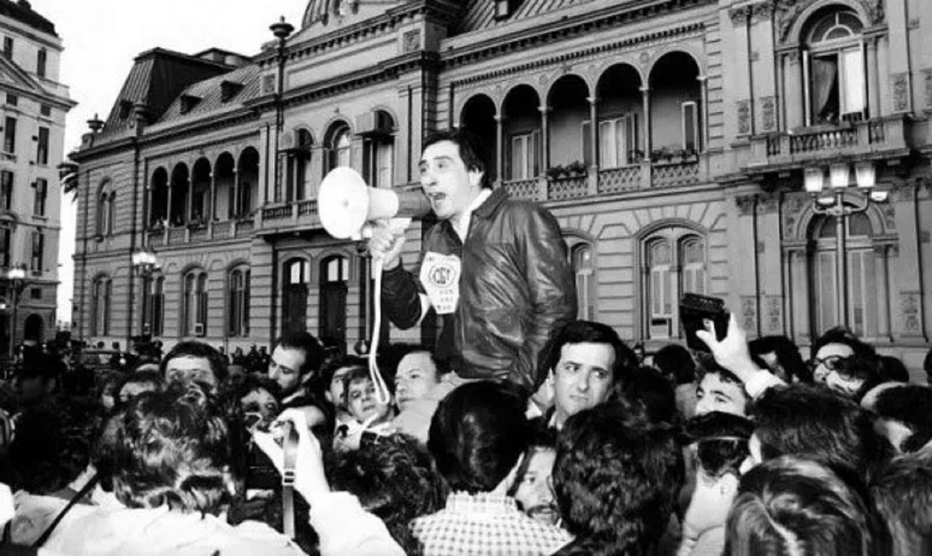 “Pan, Paz y Trabajo”: cuando miles de trabajadores liderados por Saúl Ubaldini marcharon a San Cayetano y desafiaron a la dictadura